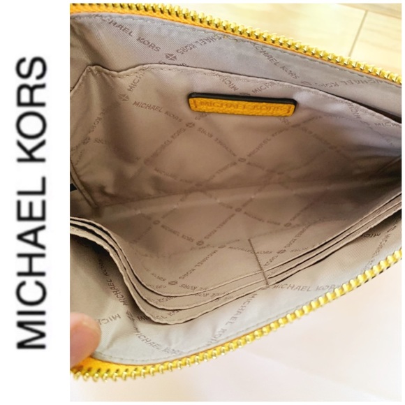 NWT authentic MK genuine leather wristlet - Picture 5 of 5